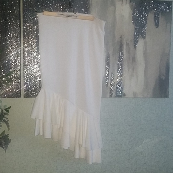 💙White ruffled skirt - Picture 1 of 2